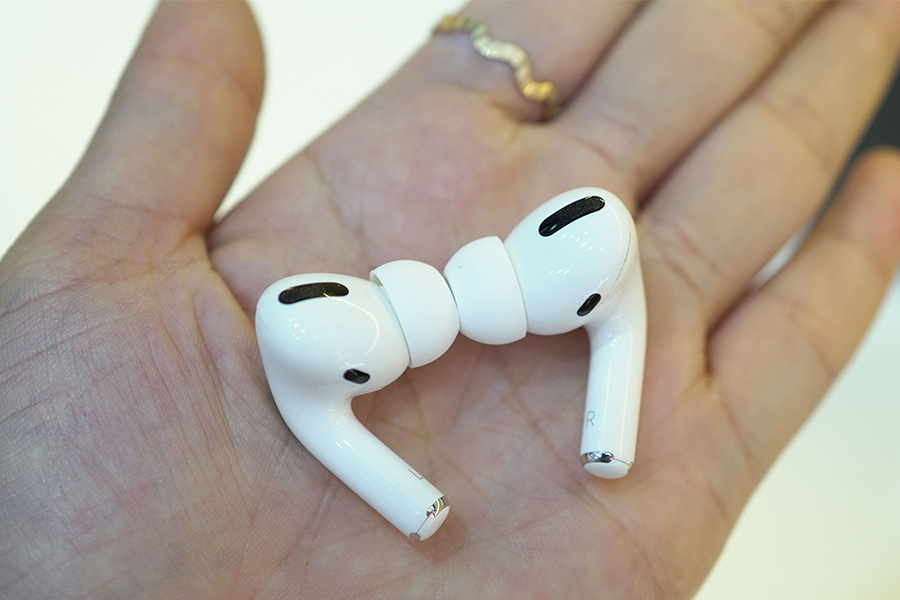 Đeo tai nghe Airpods Pro
