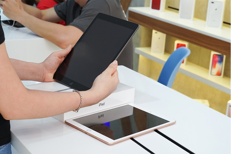 Khách hàng đang trải nghiệm iPad 2019 tại Điện Thoại Mới