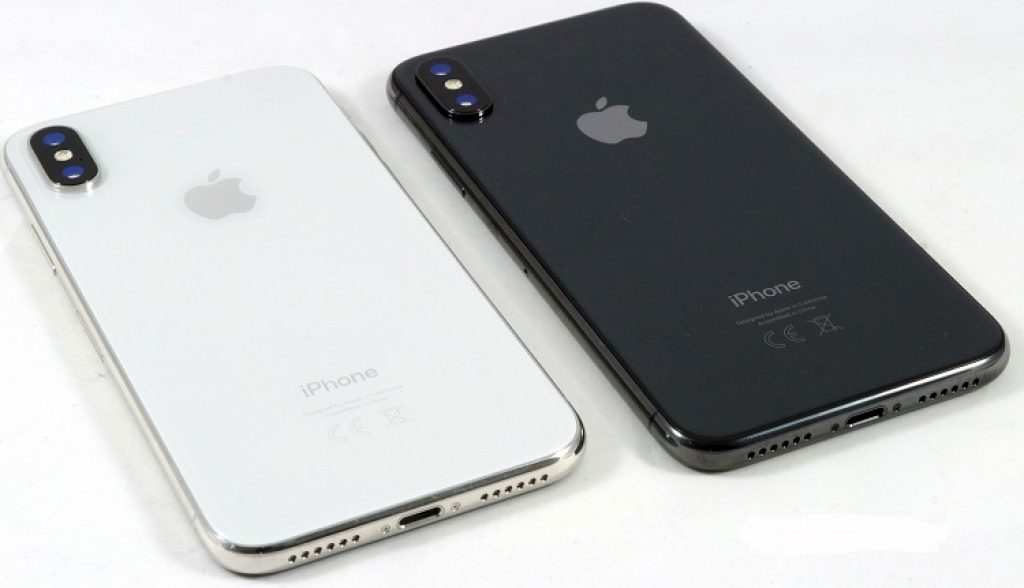 Mặt sau của iPhone X đã không còn nhiều logo, model và dung lượng máy