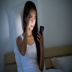 mẹo sử dụng điện thoại ban đêm k hại mắt